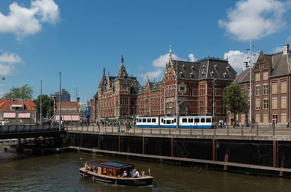 The Ultimate 2026 Amsterdam Transport Guide for Coffeeshop Tourists