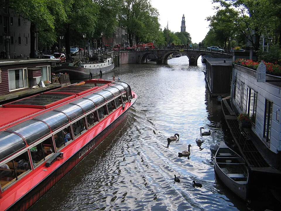 The Best Smoke-Friendly Canal Cruises in Amsterdam: 2026/2027 Guide